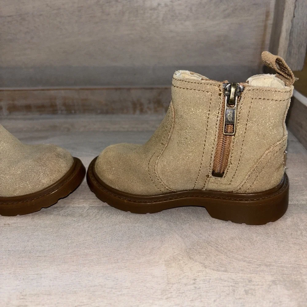 UGG kid chelsea